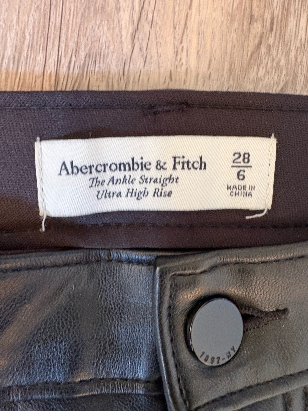 Abercrombie & Fitch High Rise 90s Relaxed Vegan Leather Pants Size 6/28 EUC - Picture 5 of 9